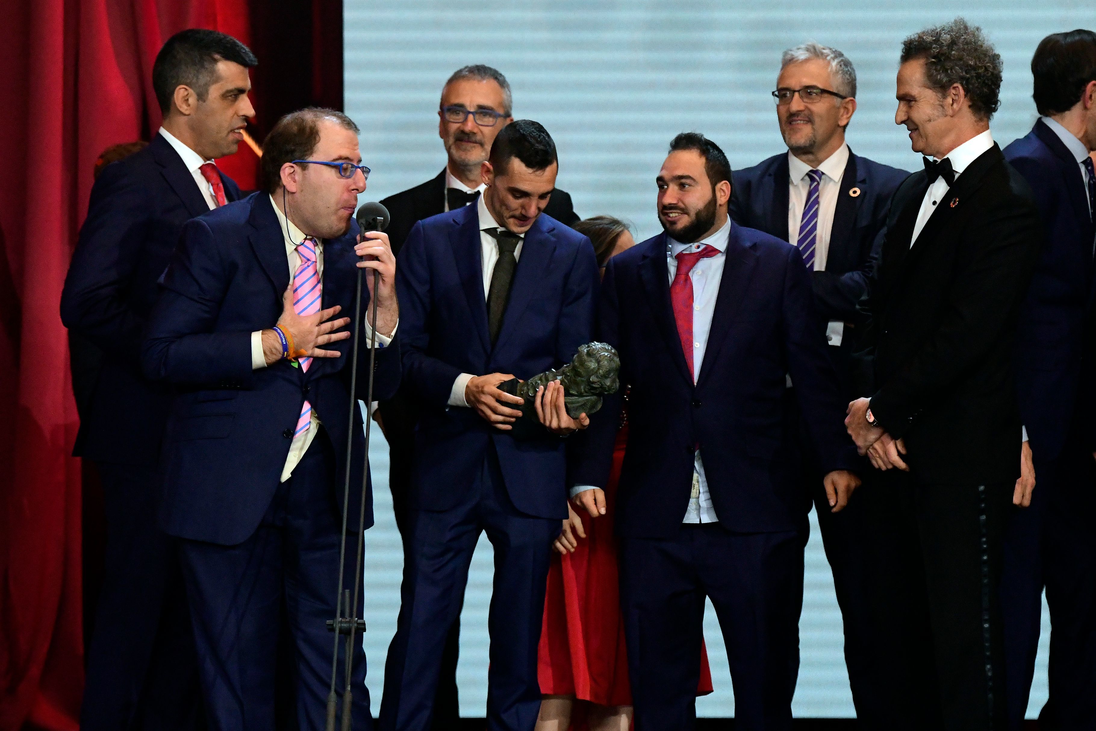 El equipo de 'Campeones' sube a celebrar el Goya a la mejor película.