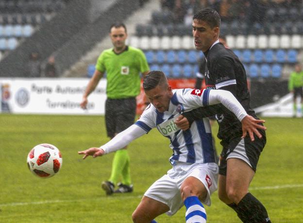 El blanquiazul Leandro intenta deshacerse de un rival en el partido ante el Tudelano.