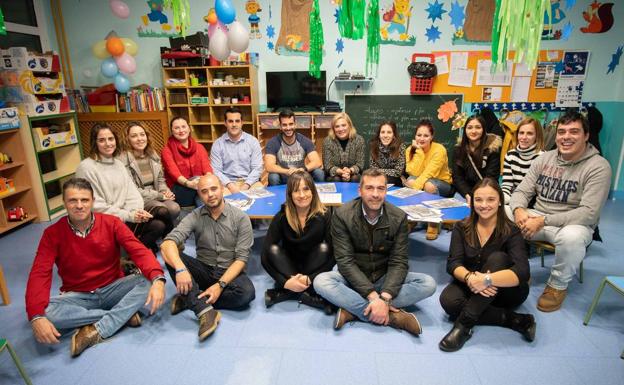 Responsables del programa, junto a un grupo de madres y padres de Santoña.