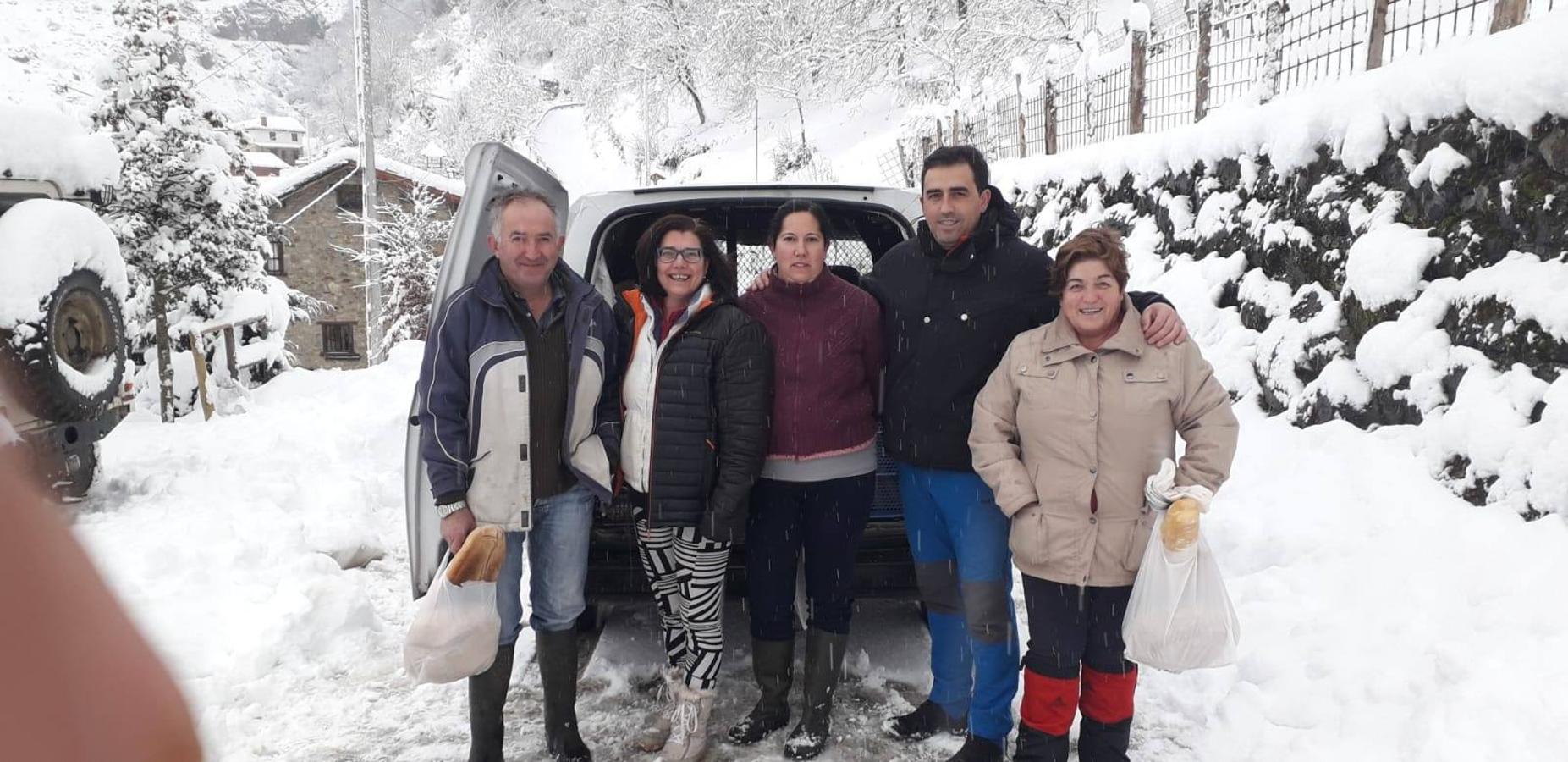 El municipio de Vega de Liébana presenta un espesor de hasta 40 centímetros de nieve, que dificulta los quehaceres cotidianos de los habitantes pero deja imágenes de postal. 