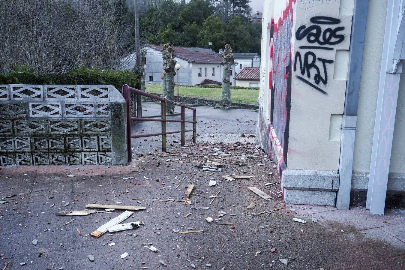 El tejado del edificio se ha visto afectado por el incidente, que no ha dejado heridos pero sí daños materiales.