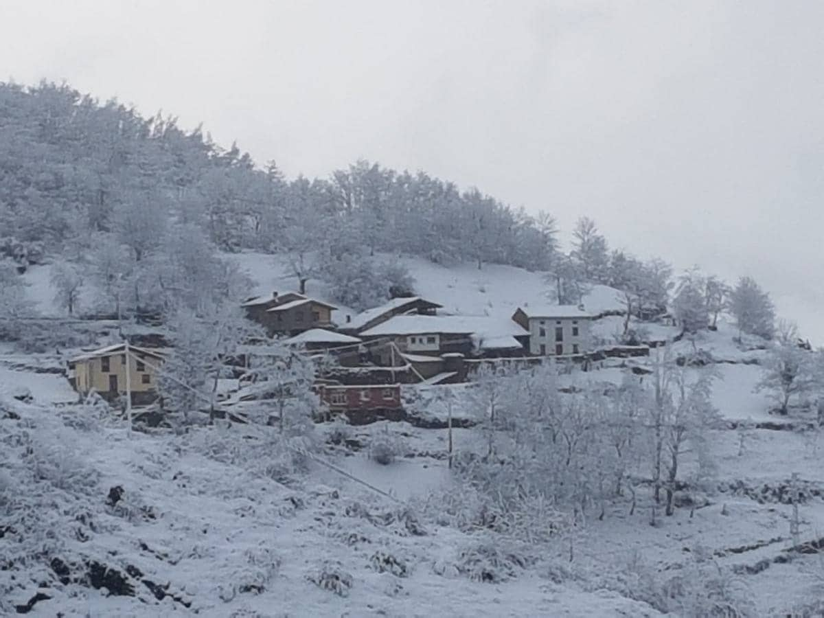 El municipio de Vega de Liébana presenta un espesor de hasta 40 centímetros de nieve, que dificulta los quehaceres cotidianos de los habitantes pero deja imágenes de postal. 