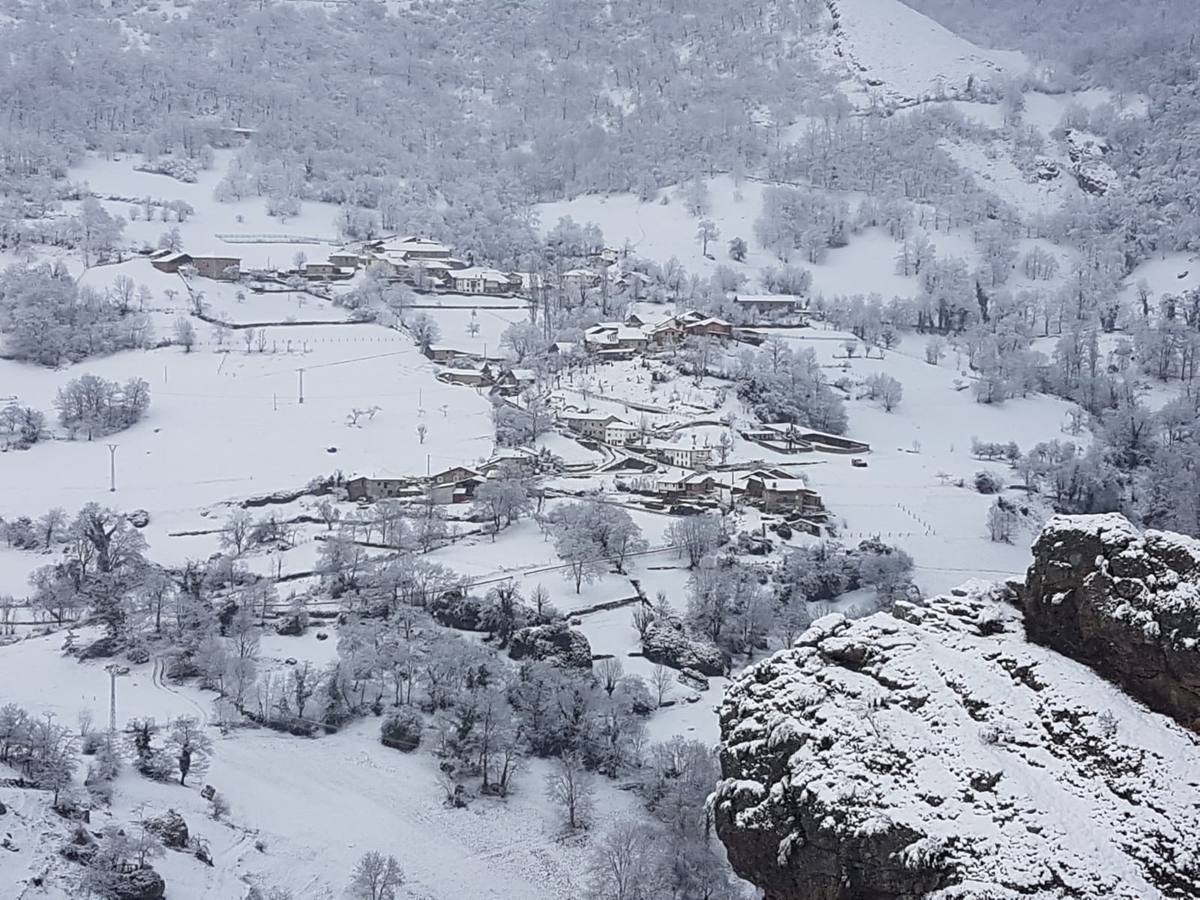 El municipio de Vega de Liébana presenta un espesor de hasta 40 centímetros de nieve, que dificulta los quehaceres cotidianos de los habitantes pero deja imágenes de postal. 