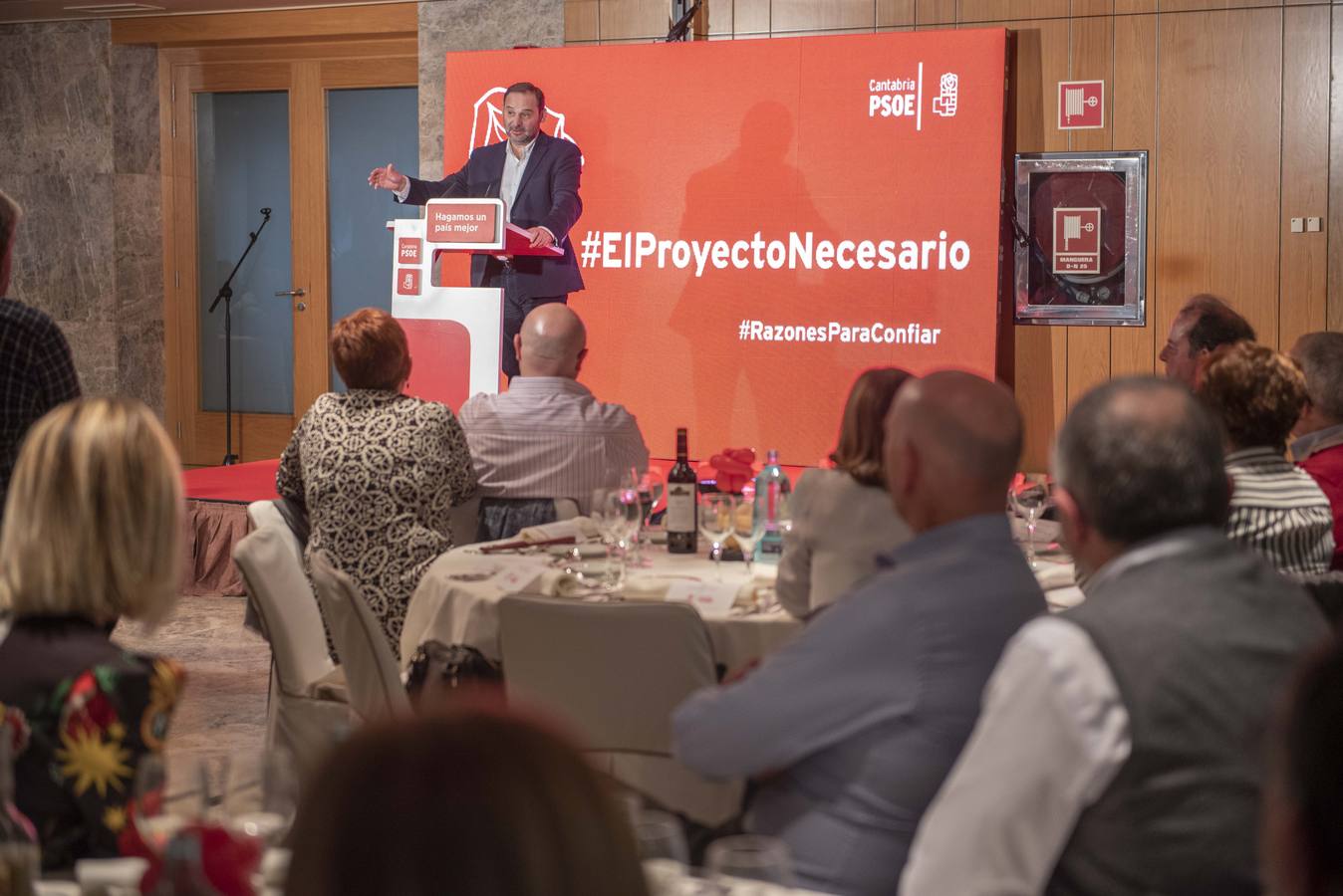 El ministro de Fomento ha acompañado a los candidatos del PSOE a los principales ayuntamiento de Cantabria.