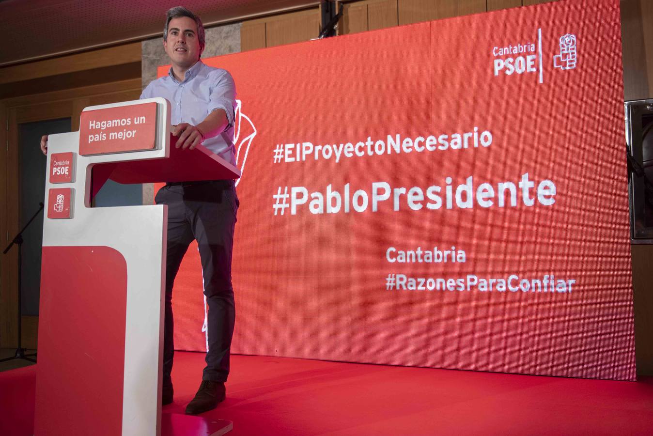 El ministro de Fomento ha acompañado a los candidatos del PSOE a los principales ayuntamiento de Cantabria.