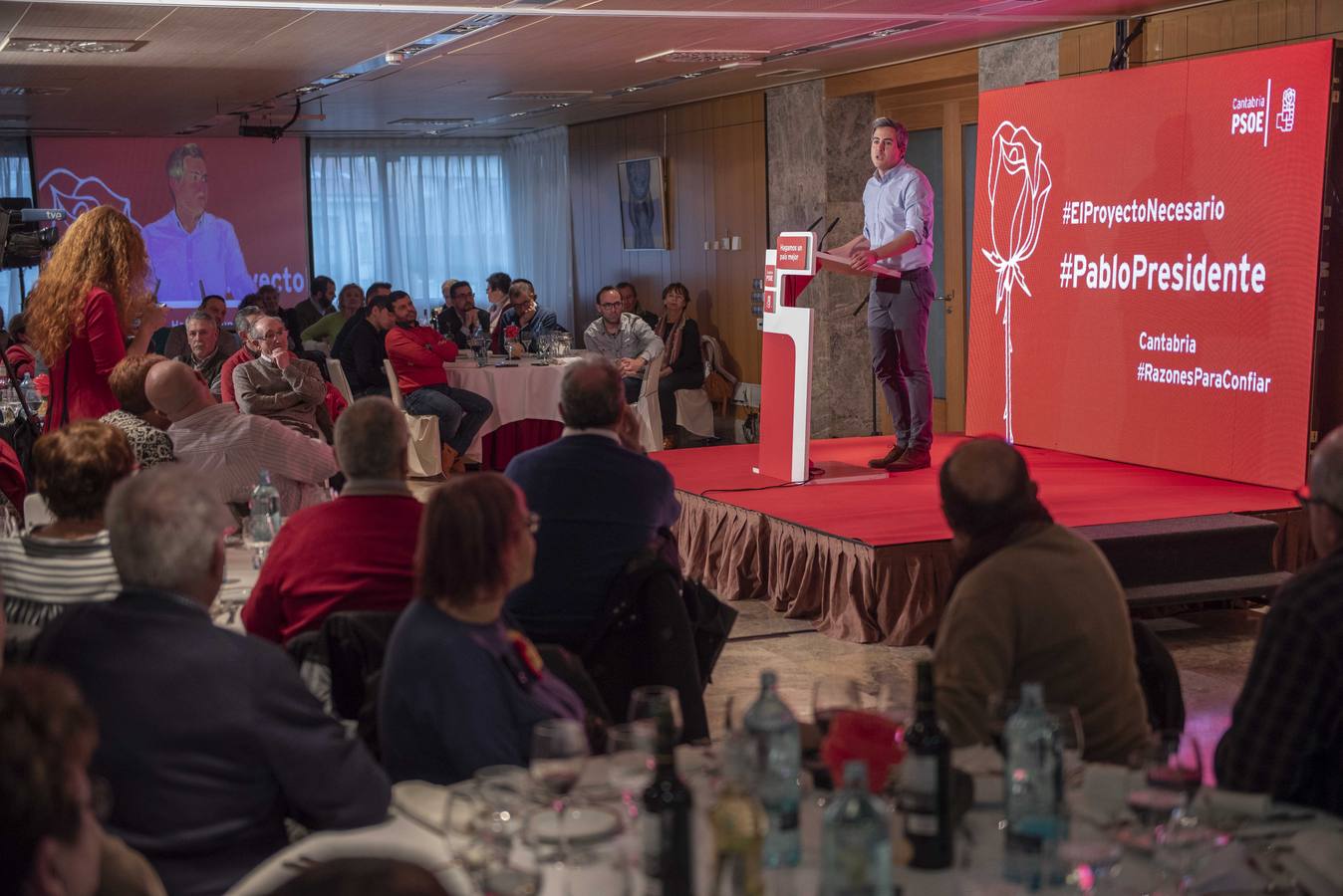 El ministro de Fomento ha acompañado a los candidatos del PSOE a los principales ayuntamiento de Cantabria.