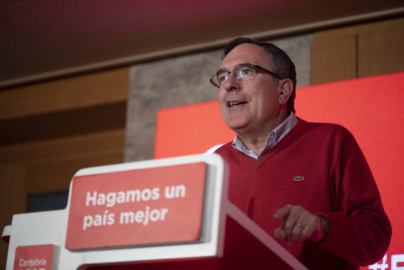 El ministro de Fomento ha acompañado a los candidatos del PSOE a los principales ayuntamiento de Cantabria.