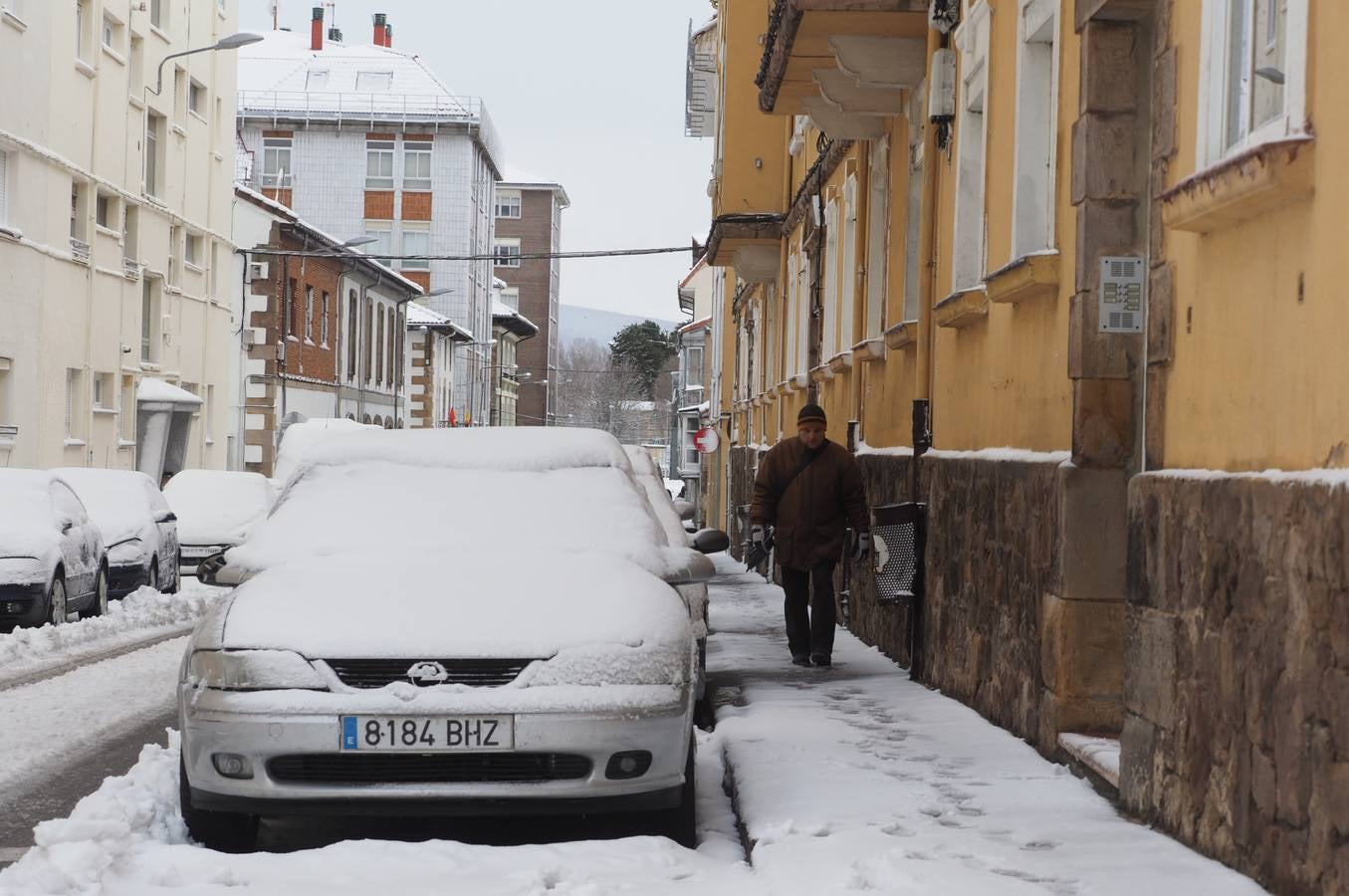 Así ha amanecido este sábado Reinosa, con las calles cubiertas por una espesa capa de nieve