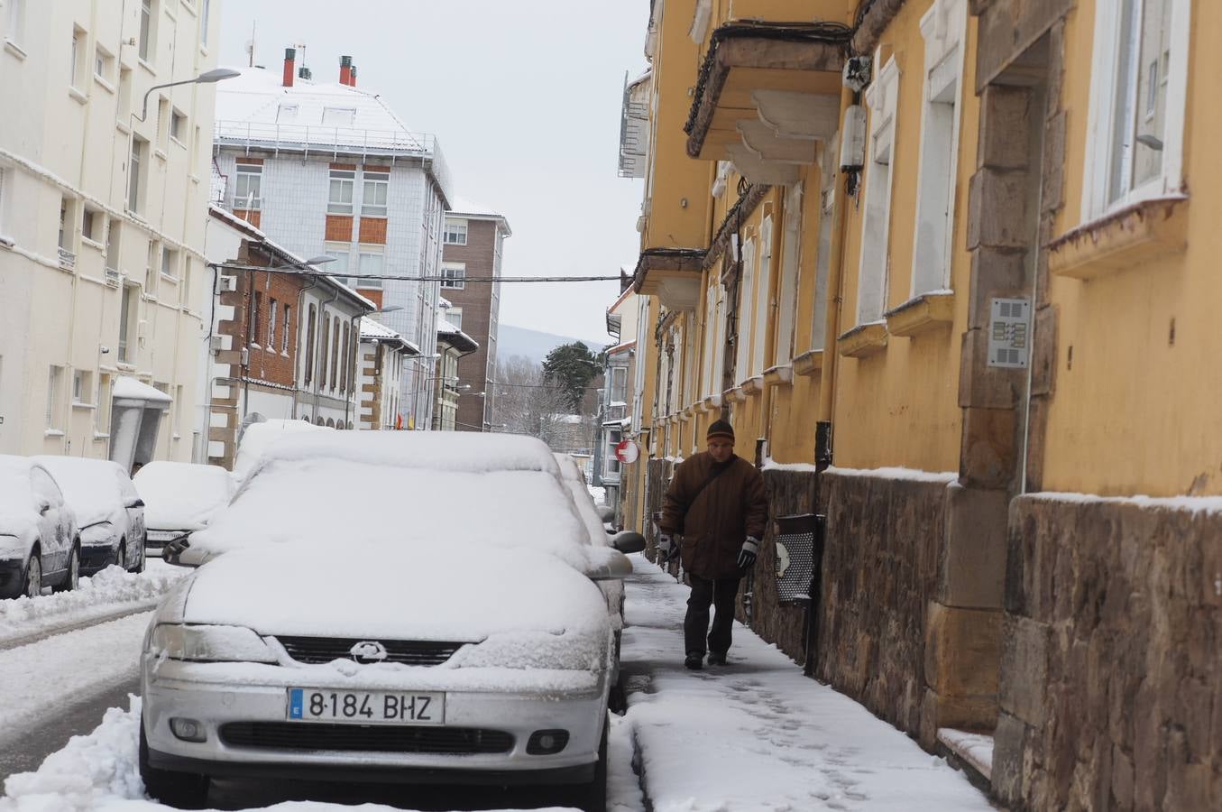 Así ha amanecido este sábado Reinosa, con las calles cubiertas por una espesa capa de nieve