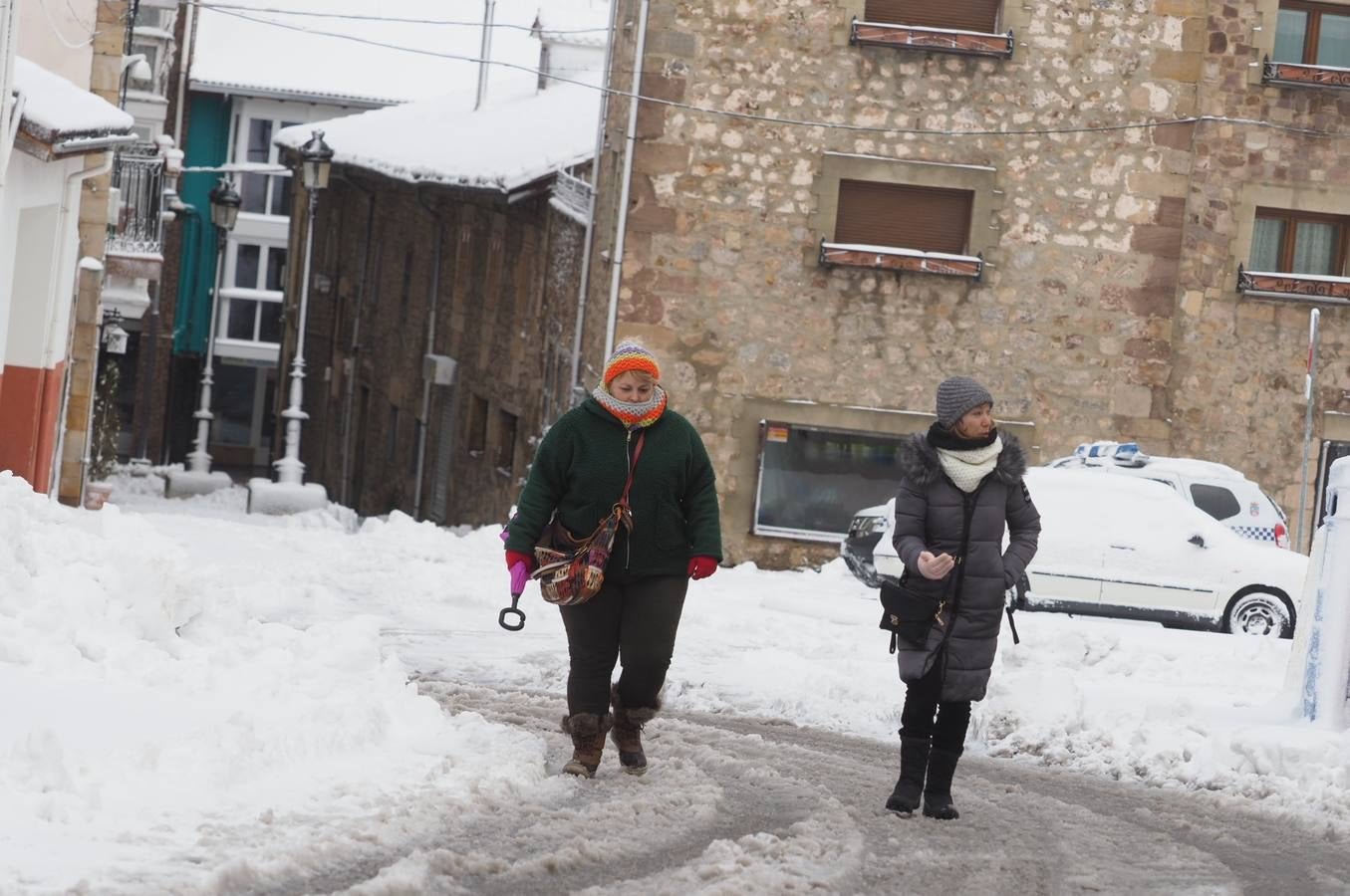 Así ha amanecido este sábado Reinosa, con las calles cubiertas por una espesa capa de nieve