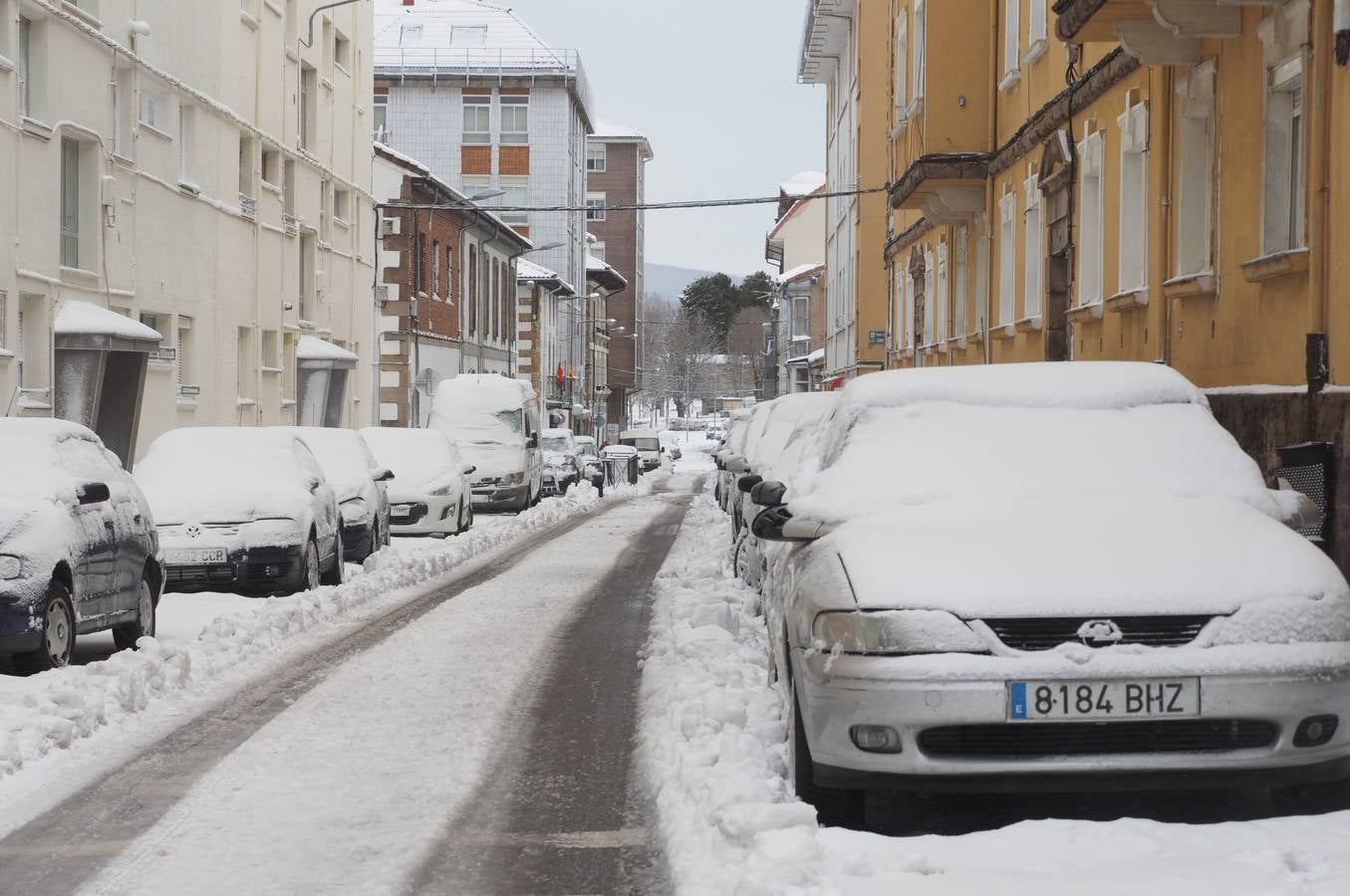 Así ha amanecido este sábado Reinosa, con las calles cubiertas por una espesa capa de nieve