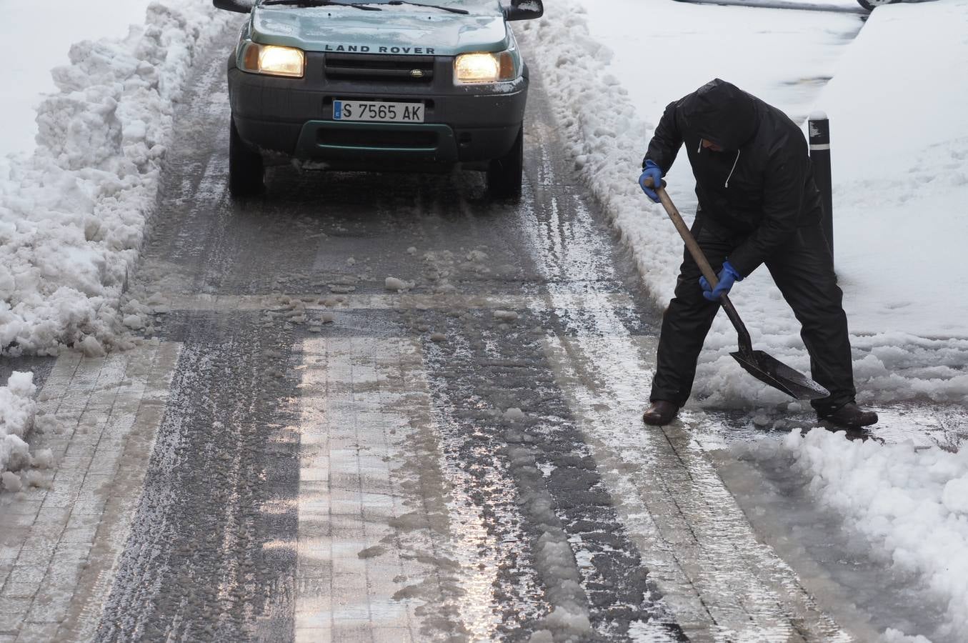 Así ha amanecido este sábado Reinosa, con las calles cubiertas por una espesa capa de nieve