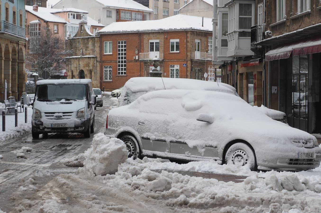 Así ha amanecido este sábado Reinosa, con las calles cubiertas por una espesa capa de nieve