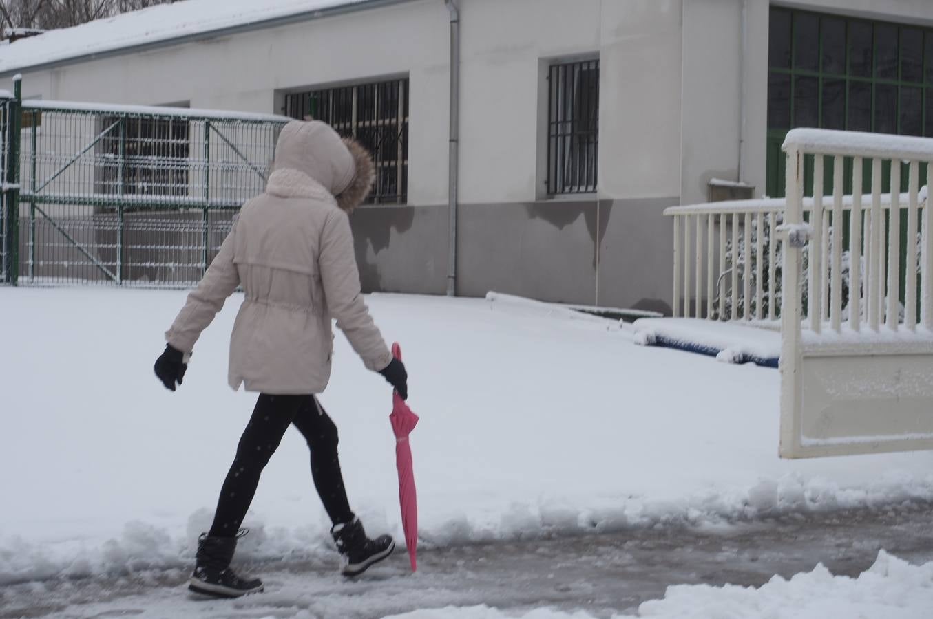 Así ha amanecido este sábado Reinosa, con las calles cubiertas por una espesa capa de nieve