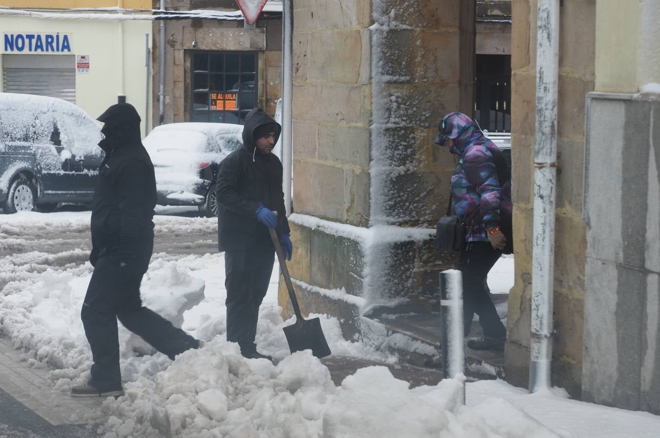 Así ha amanecido este sábado Reinosa, con las calles cubiertas por una espesa capa de nieve