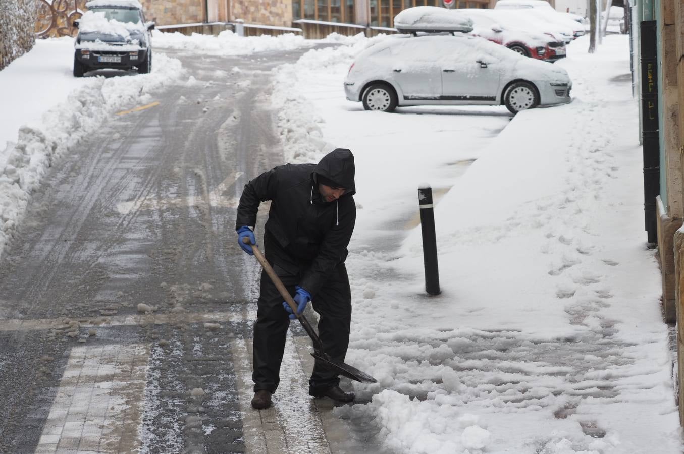 Así ha amanecido este sábado Reinosa, con las calles cubiertas por una espesa capa de nieve