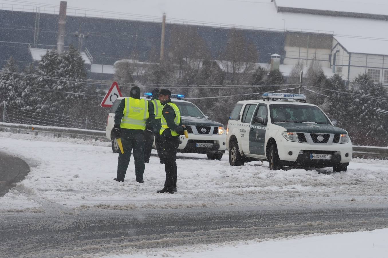 Así ha amanecido este sábado Reinosa, con las calles cubiertas por una espesa capa de nieve