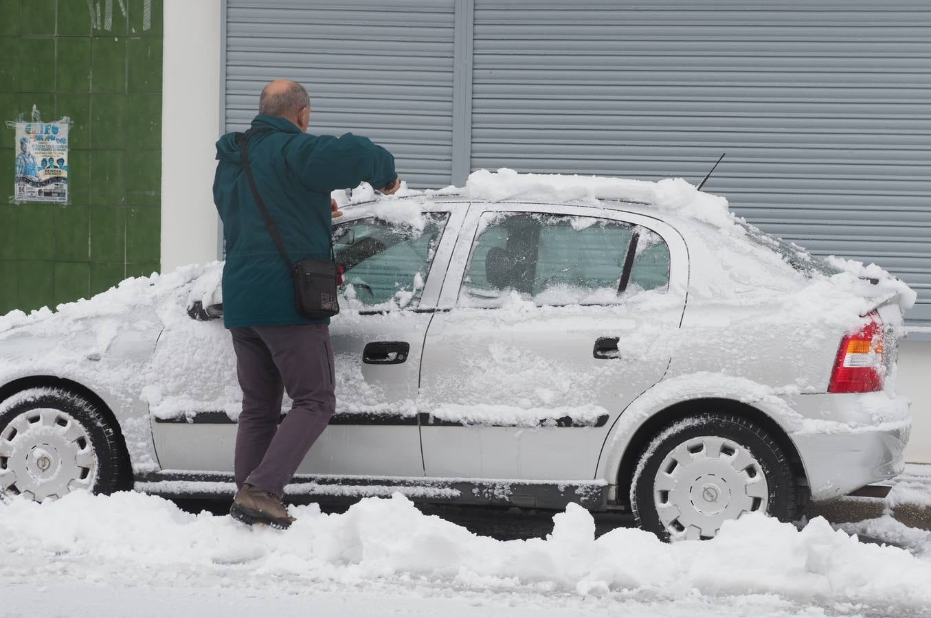 Así ha amanecido este sábado Reinosa, con las calles cubiertas por una espesa capa de nieve