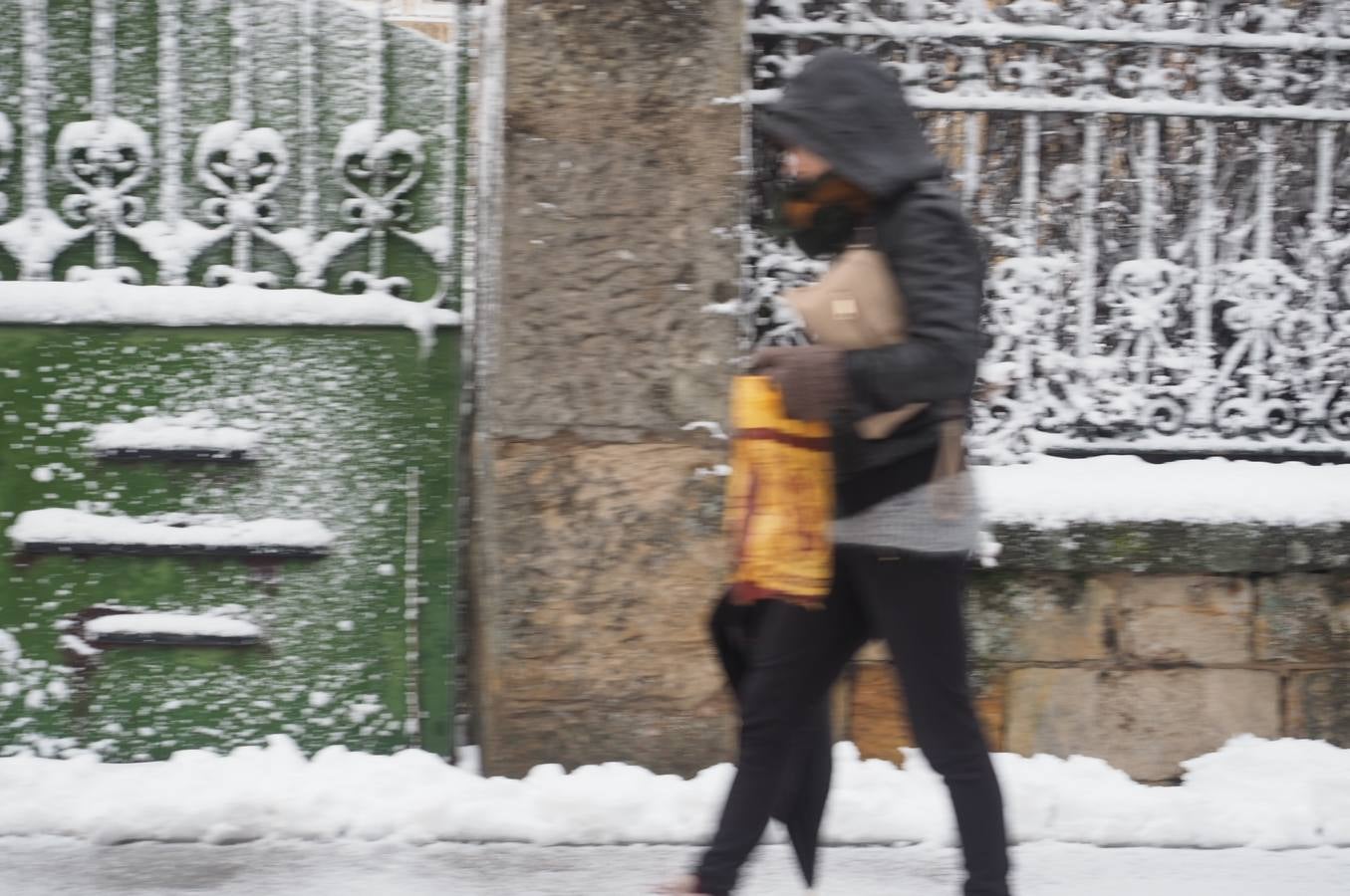 Así ha amanecido este sábado Reinosa, con las calles cubiertas por una espesa capa de nieve