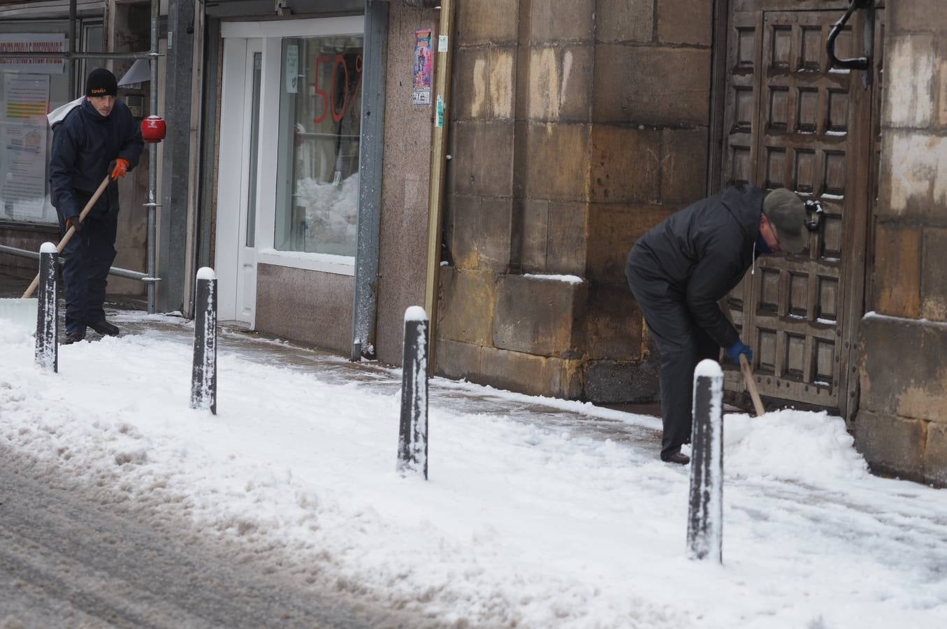 Así ha amanecido este sábado Reinosa, con las calles cubiertas por una espesa capa de nieve