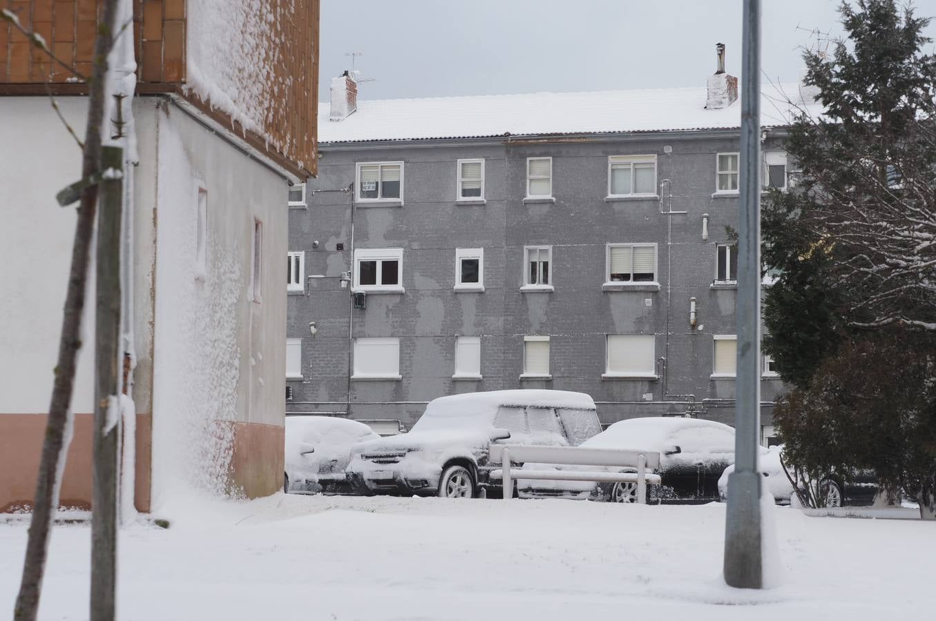 Así ha amanecido este sábado Reinosa, con las calles cubiertas por una espesa capa de nieve