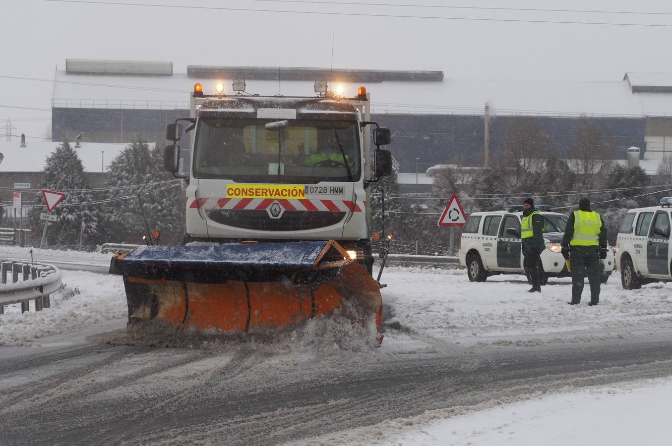 Así ha amanecido este sábado Reinosa, con las calles cubiertas por una espesa capa de nieve