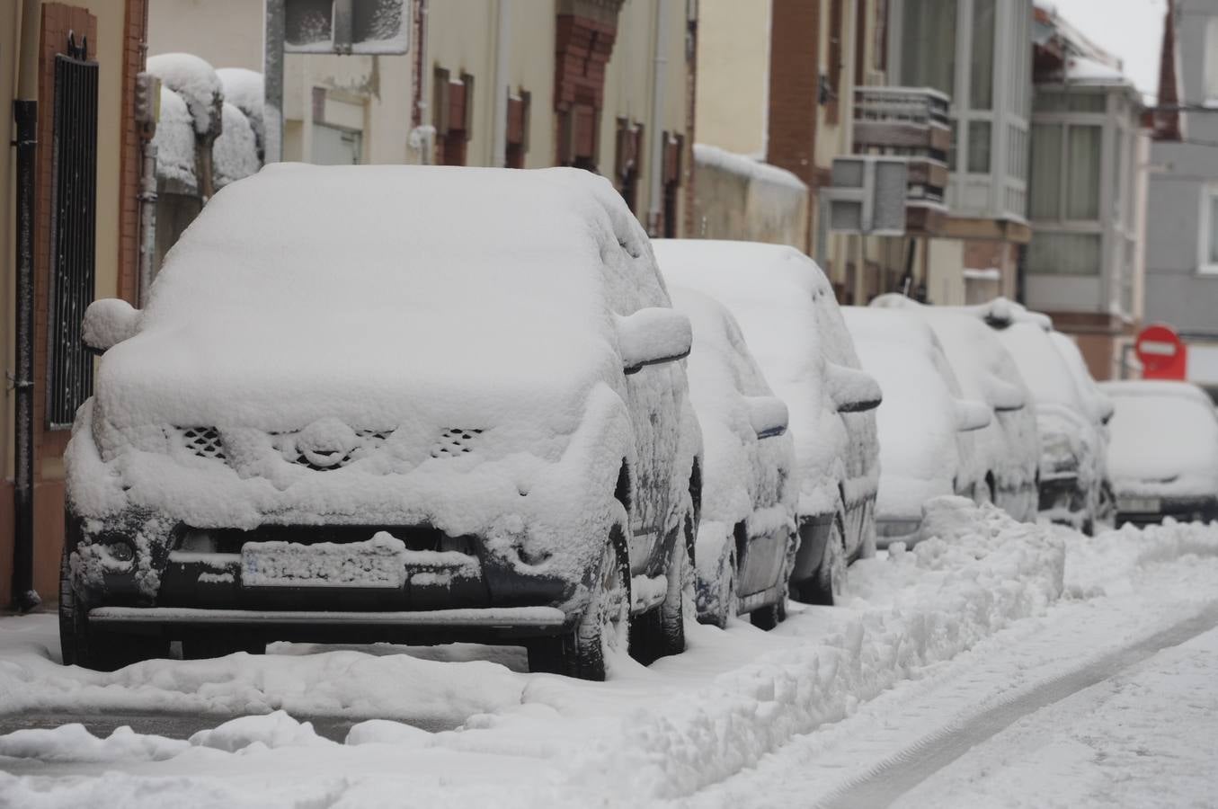 Así ha amanecido este sábado Reinosa, con las calles cubiertas por una espesa capa de nieve