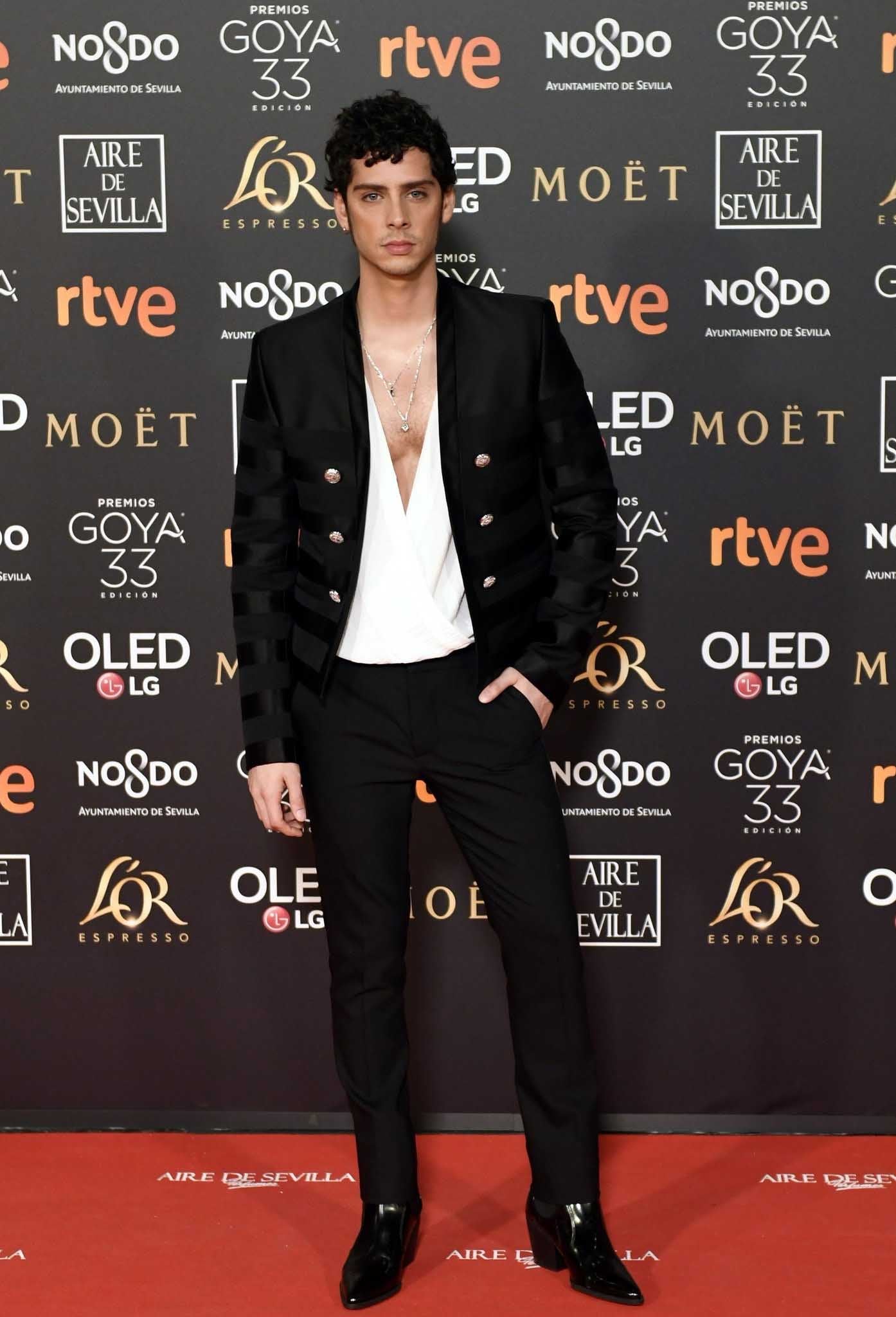 El actor y director acudió vestido de Balmain, fue de los chicos que más arriesgo anoche y acertó. El conjunto con blusa abierta, chaqueta y pantalón entallado no le podía sentar mejor.