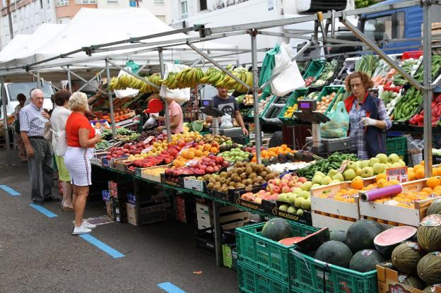 Imagen de unos de los puestos que integran el mercadillo de los jueves en Castro. 