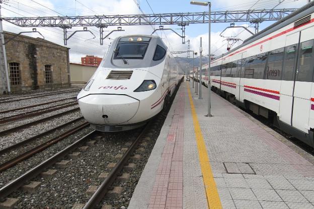 Un tren de Renfe estacionado en una estación.