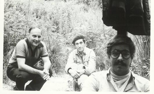Echegaray, junto a Leslie G. Freeman y otros colaboradores, en la cueva de El Juyo. 