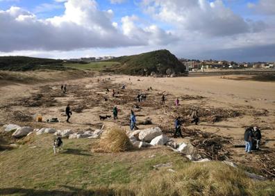 Imagen secundaria 1 - Imágenes de la jornada de limpieza en Miengo.
