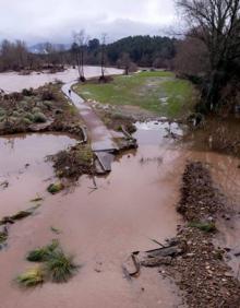 Imagen secundaria 2 - La devastación de las riadas en Suances: El carril bici desapareció bajo el lodo a la altura de Cortiguera. 