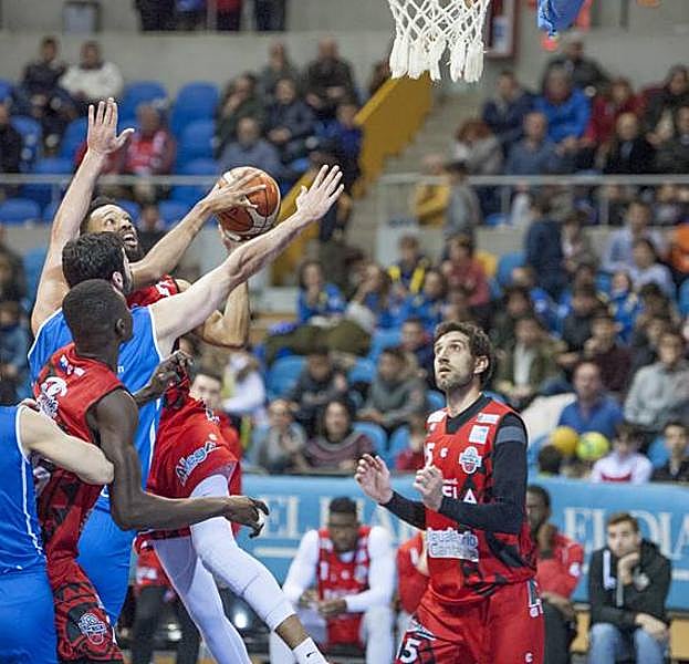 Pablo Suárez contempla bajo la canasta una acción de ataque de su equipo. 