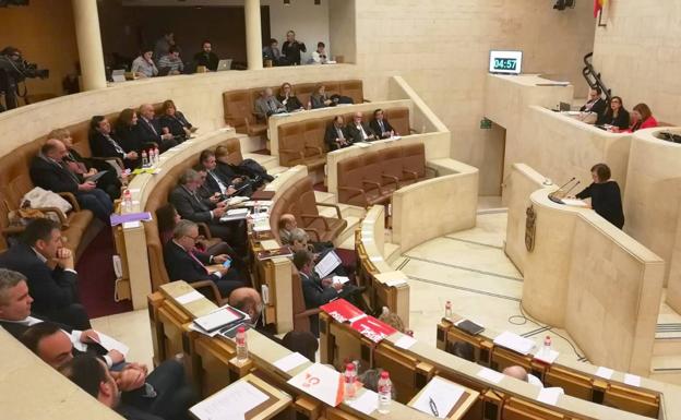 Vista general de la sesión de este lunes en el Parlamento de Cantabria.