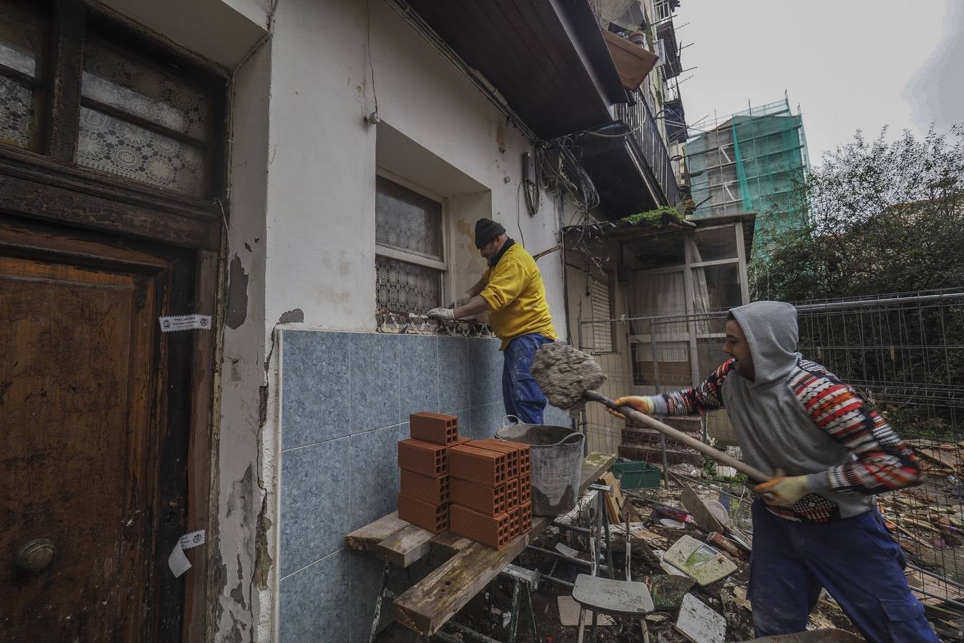 Fotos: El tapiado del edificio incendiado