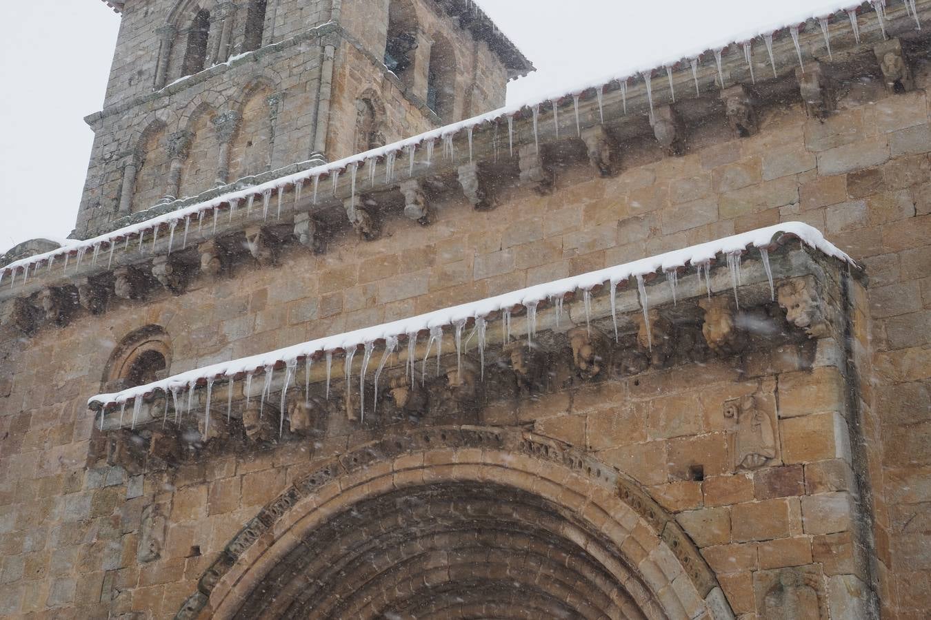 El paso de la borrasca 'Helena' viste de blanco los paisajes de Campoo.