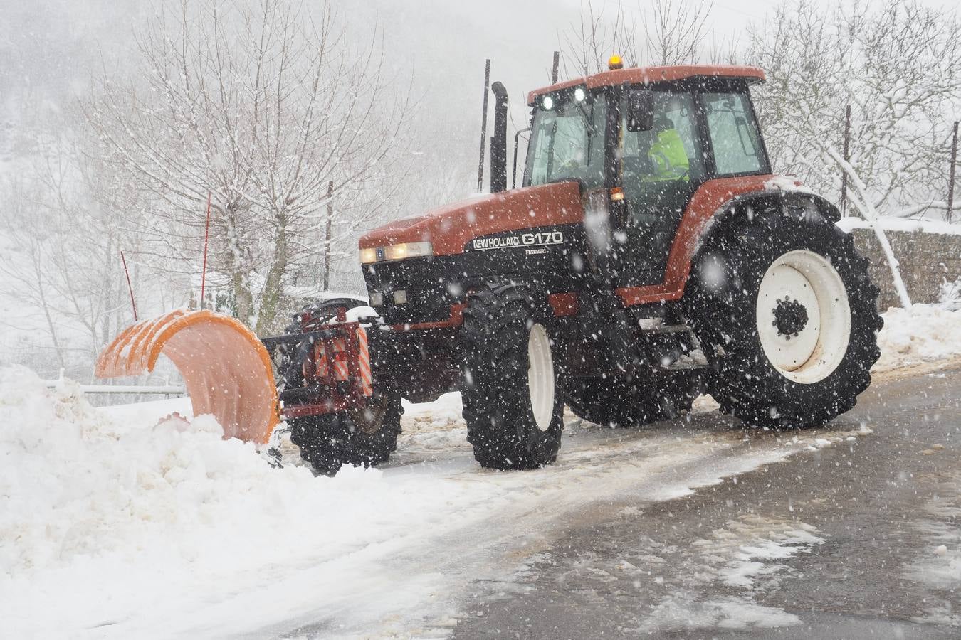 El paso de la borrasca 'Helena' viste de blanco los paisajes de Campoo.
