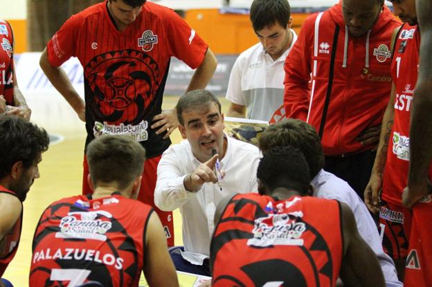 David Mangas, técnico del Igualatorio Estela, da instrucciones a sus jugadores durante un tiempo muerto. 