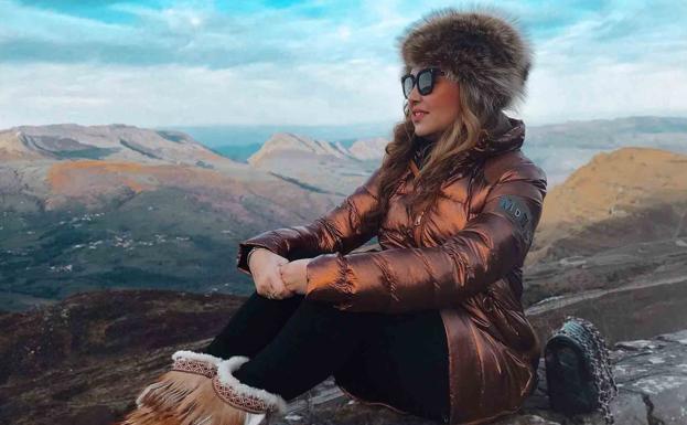 Galería. Imágenes de un día de nieve y un look muy versátil para combatir el frío.