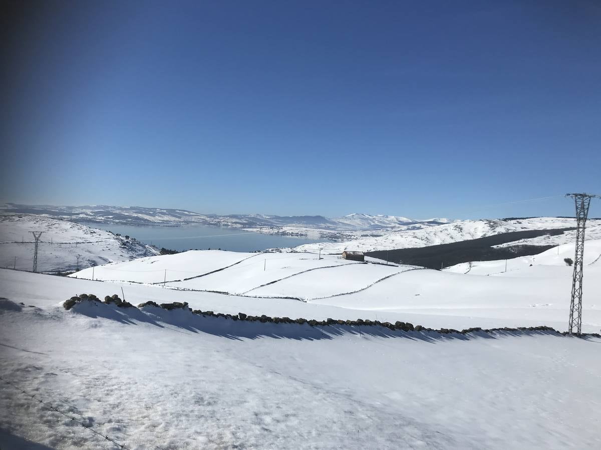 Fotos: La nieve cubre las localidades junto al Pantano del Ebro en Campoo de Yuso