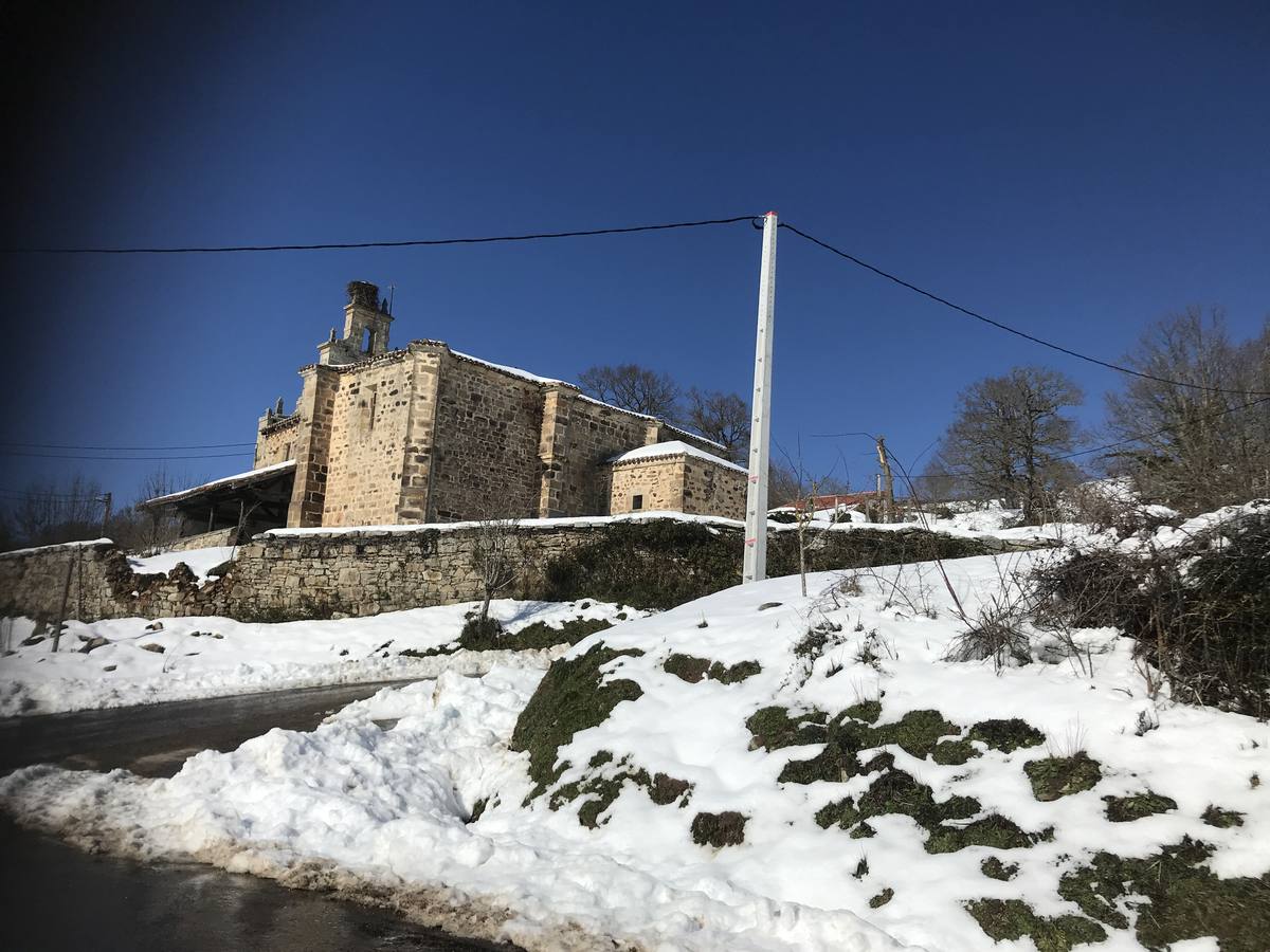 Fotos: La nieve cubre las localidades junto al Pantano del Ebro en Campoo de Yuso