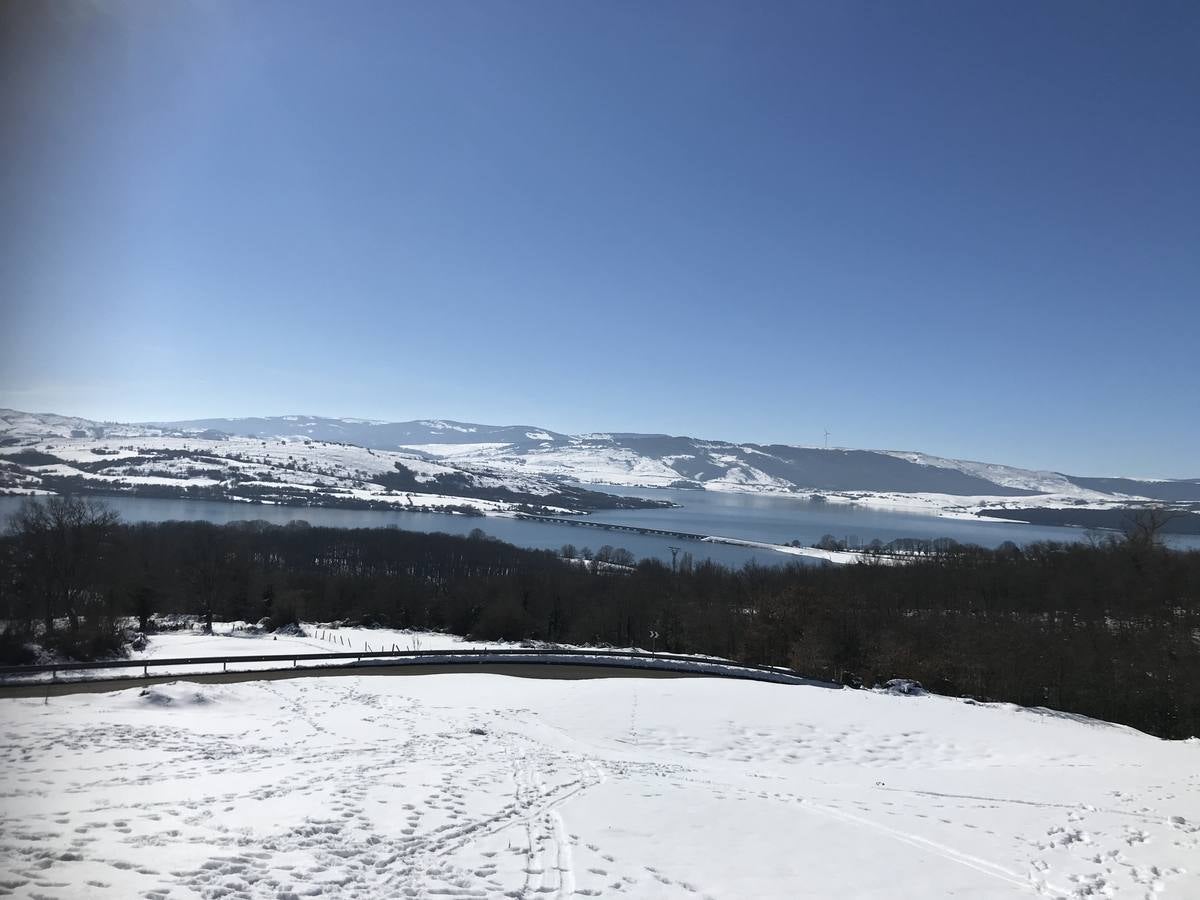 Fotos: La nieve cubre las localidades junto al Pantano del Ebro en Campoo de Yuso