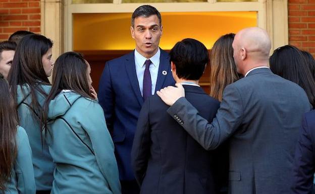 Sánchez, en Moncloa, con la selección sub-17 de fútbol.