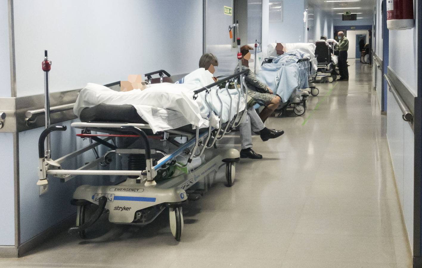 Pasillo de Urgencias de Valdecilla, con pacientes esperando a ser disgnosticados u hospitalizados
