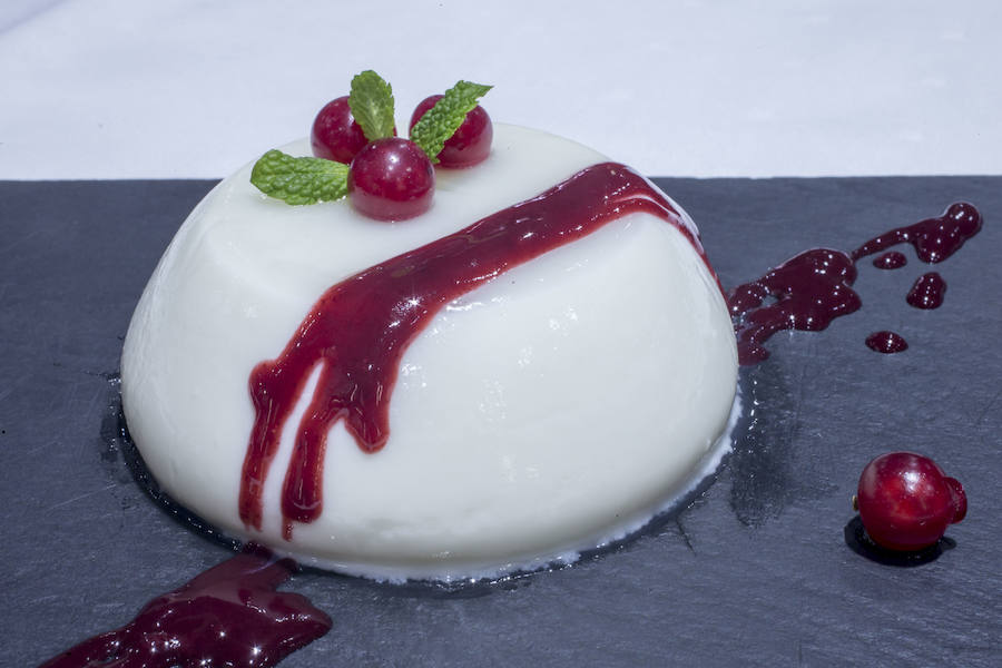 Pannacota de coco con frutos rojos.