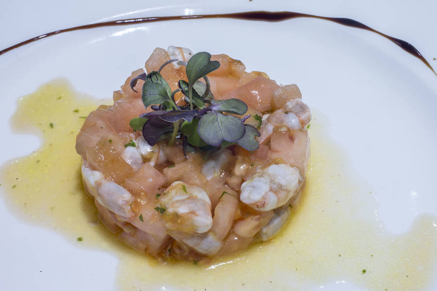 Tartar de tomate con gambas y albahaca.