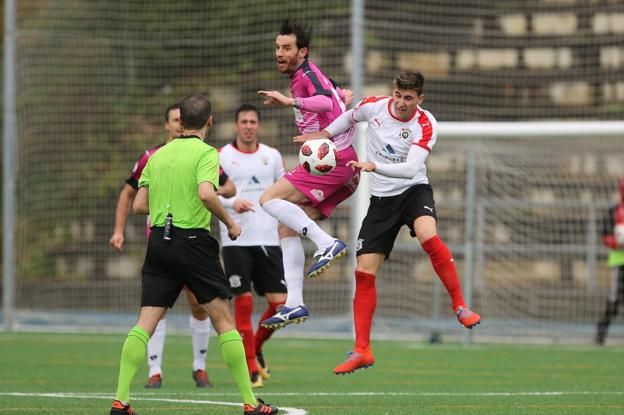 Rubén Palazuelos salta a por el balón en el partido ante el Vitoria. 