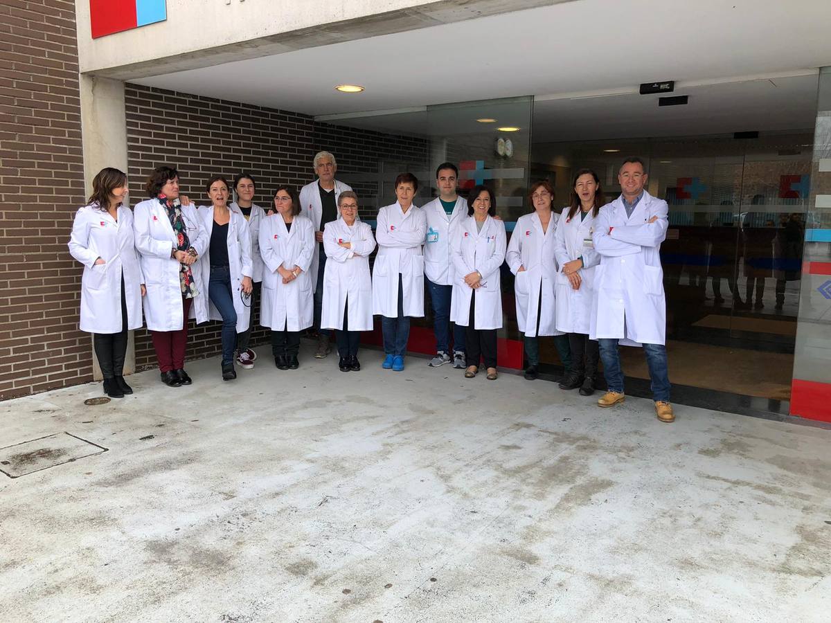 Decenas de profesionales escenifican su «hartazgo» por sus condiciones laborales con paros a las puertas de los centros de salud