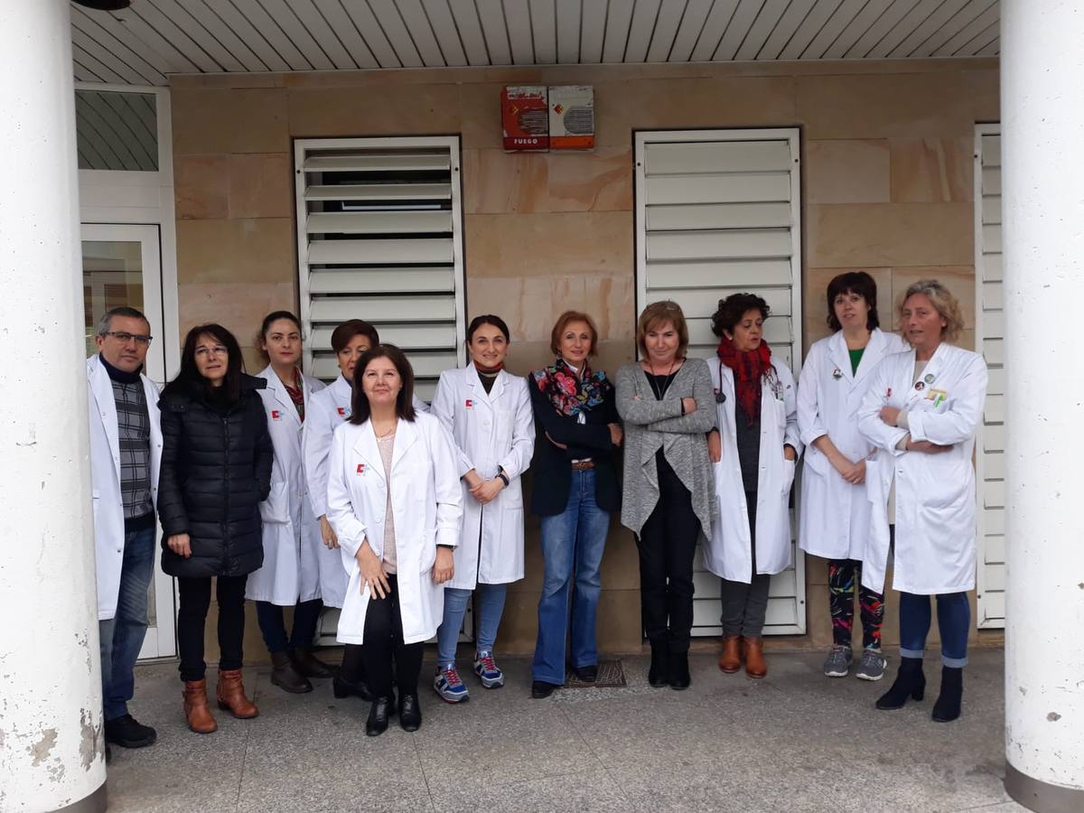 Decenas de profesionales escenifican su «hartazgo» por sus condiciones laborales con paros a las puertas de los centros de salud